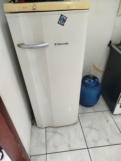 Vendo Geladeira Semi Nova